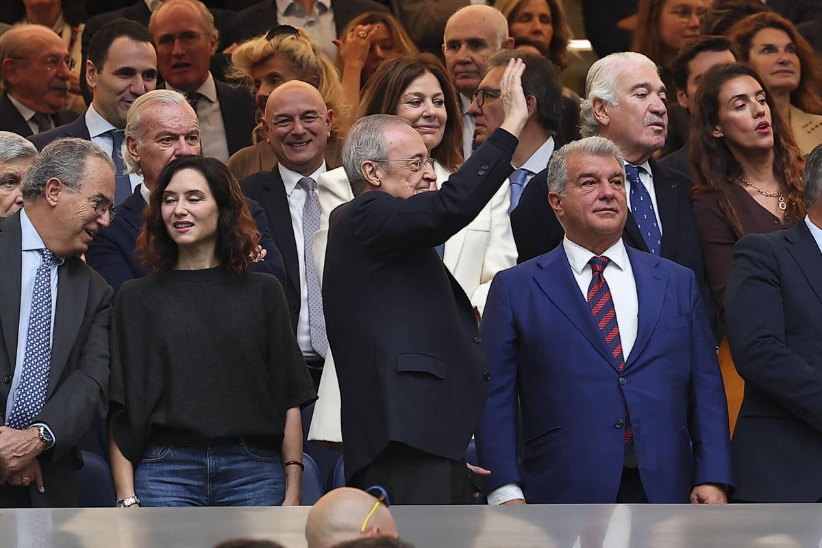Florentino Pérez y Joan Laporta, en el palco del Santiago Bernabéu en el último clásico, el pasado mes de octubre.