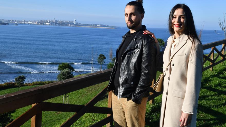 Uxío Marcos y Eva Porto posan, ayer, en un parque de Oleiros. |  // VÍCTOR ECHAVE