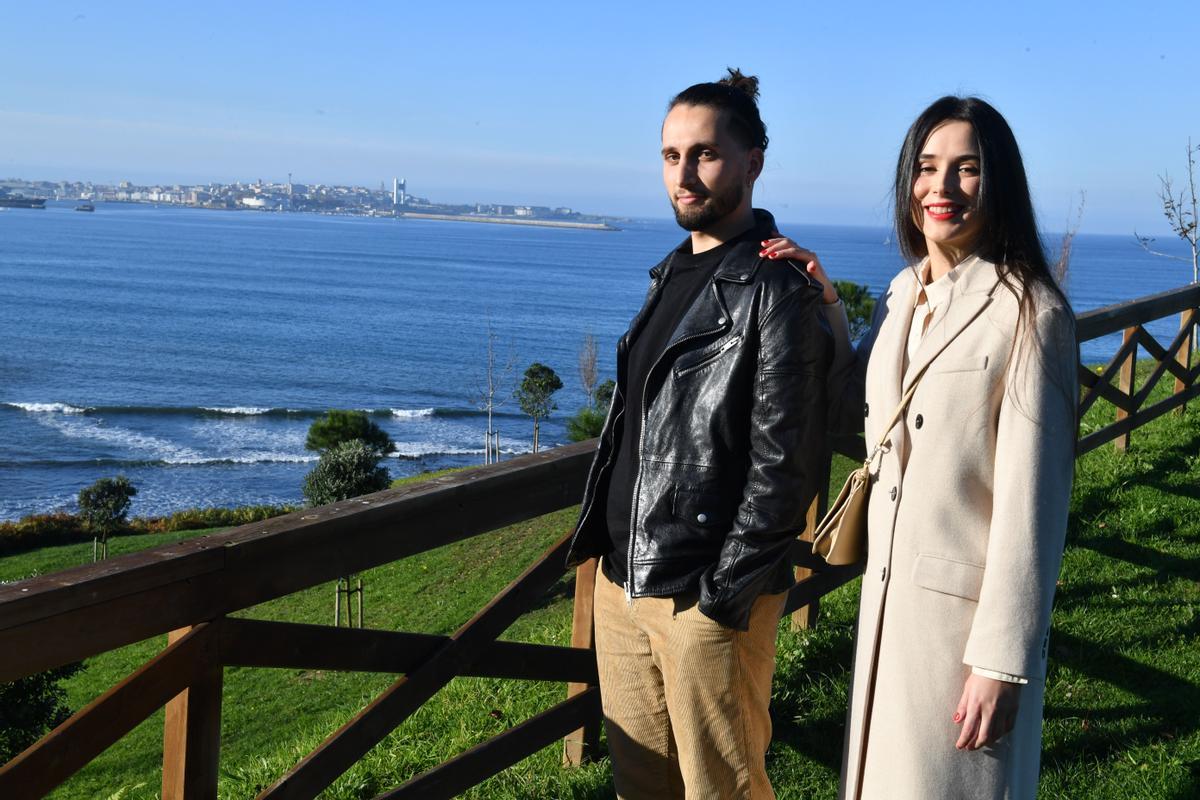 Uxío Marcos y Eva Porto posan, ayer, en un parque de Oleiros. | // VÍCTOR ECHAVE
