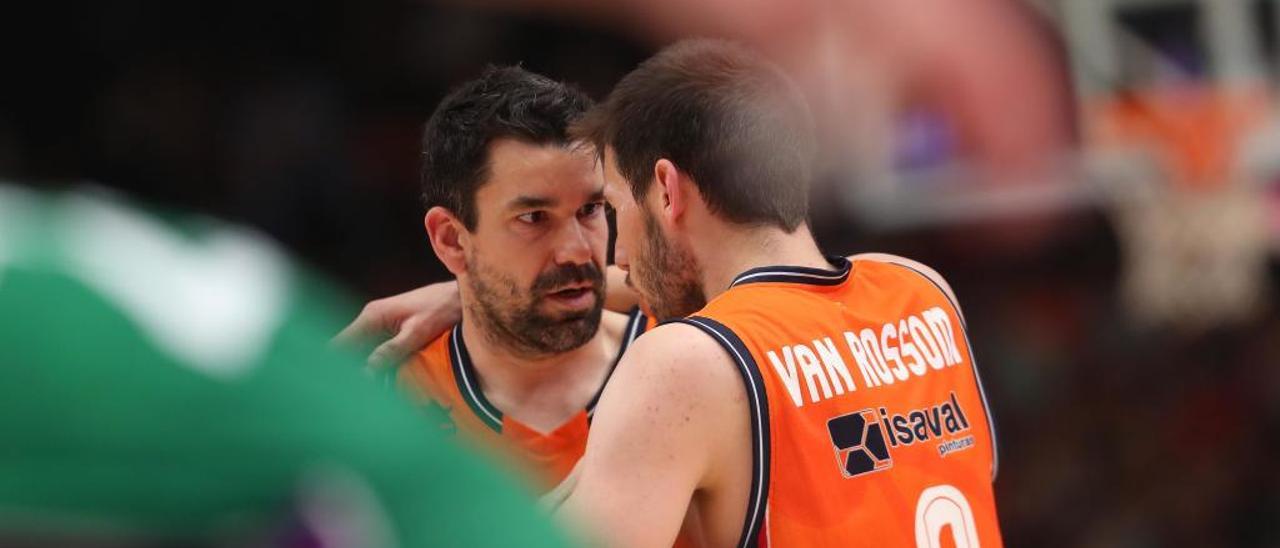 Rafa Martínez habla con Van Rossom durante un partido reciente en La Fonteta.