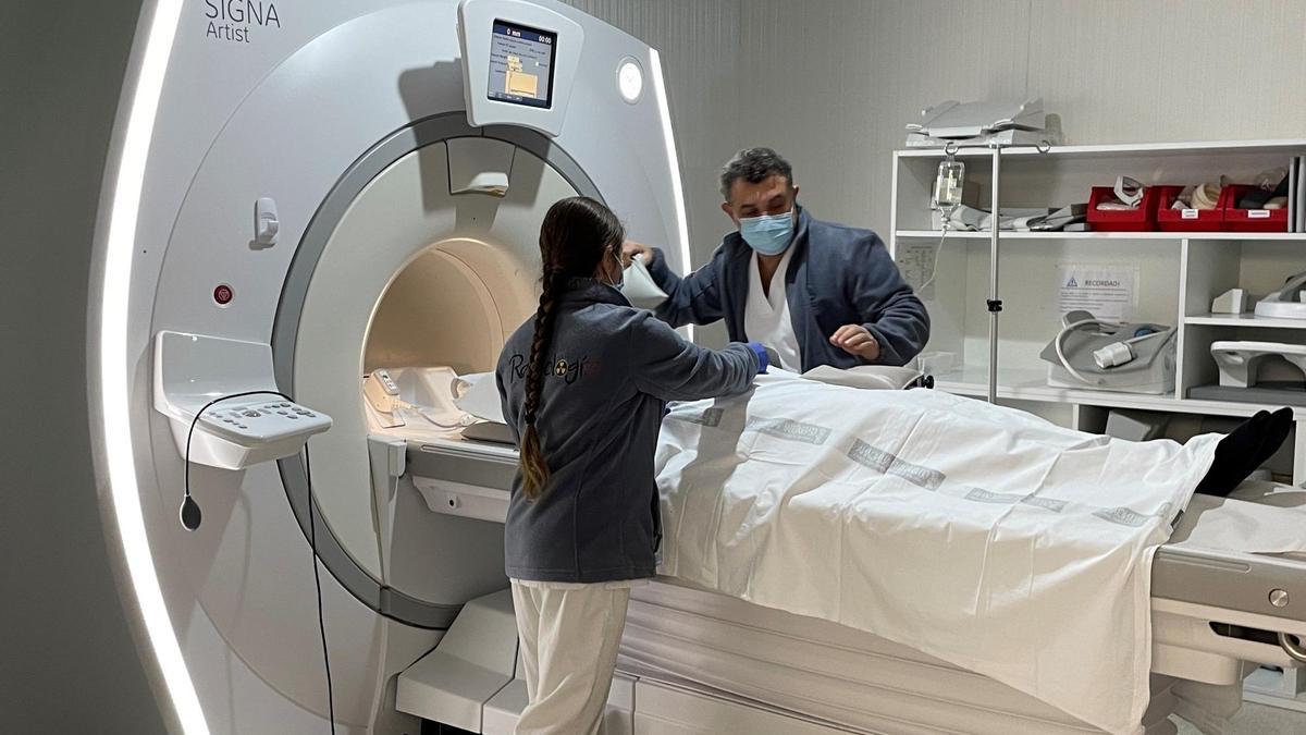 Un paciente se dispone a hacerse una resonancia magnética en el Hospital de Sant Joan.