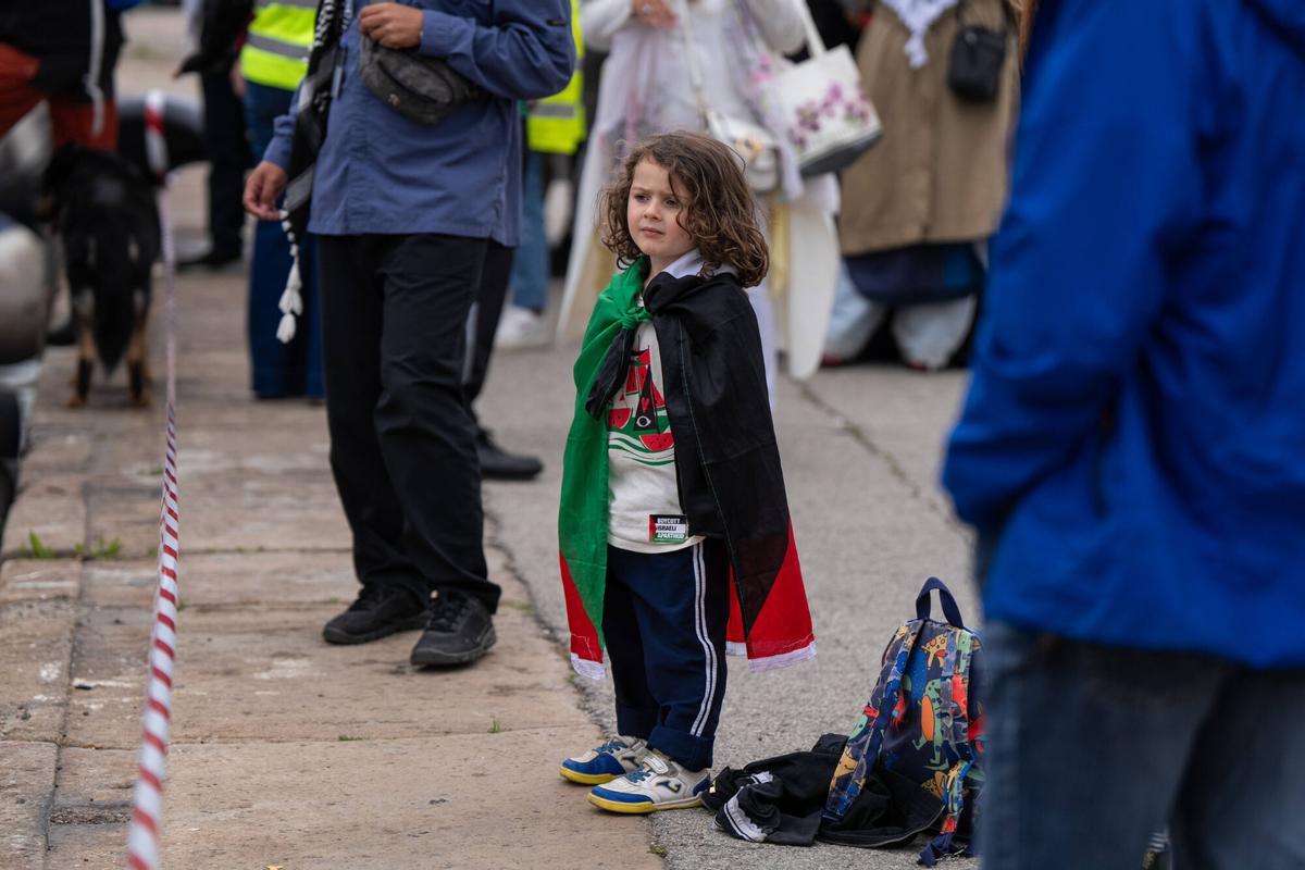 Una nueva flotilla con más de setenta embarcaciones y un millar de participantes se prepara para poner rumbo a Gaza, y el puerto de Barcelona se llena de actividades para apoyar la iniciativa. Foto de Zowy Voeten