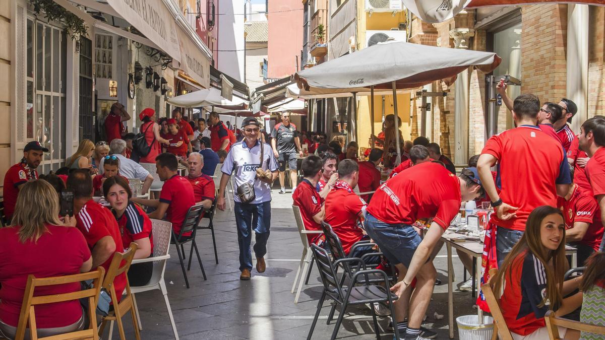 Aficionados del Osasuna y del Real Madrid llenan las calles céntricas de Sevilla por la final de la Copa del Rey de 2023