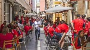 SEVILLA. 06/05/2023. - Aficionados del Osasuna y del Real Madrid llenan las calles céntricas de Sevilla, a unas horas de disputarse la Final de la Copa del Rey entre ambos equipos este sábado.- EFE / Raúl Caro.