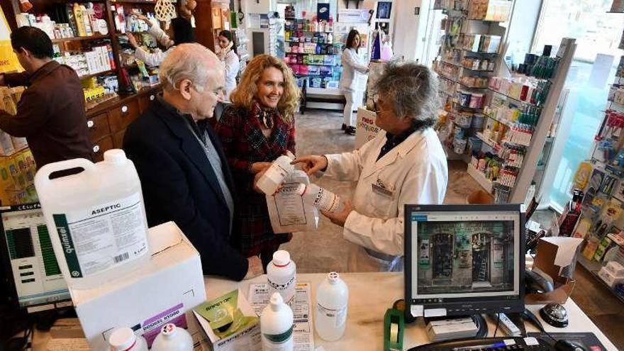 Clientes se interesan en la Farmacia Esteban por productos para elaborar desinfectantes. // G. Santos