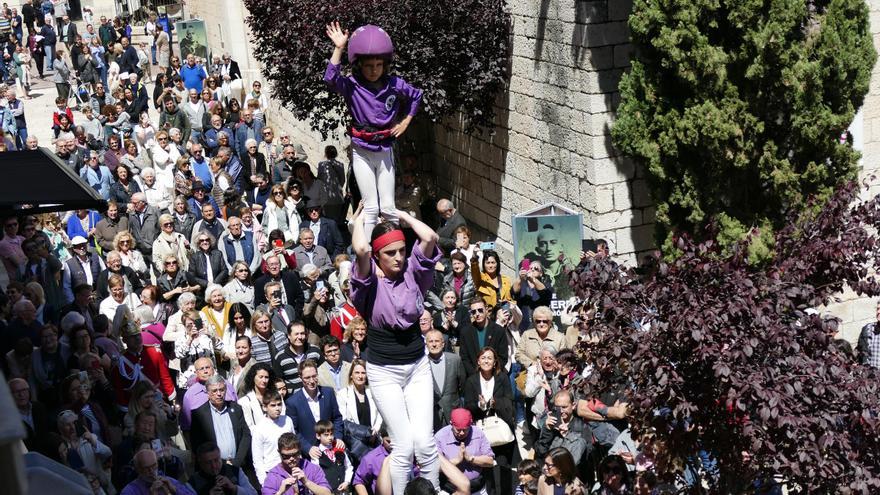 La Colla Castellera de Figueres protagonitza un dels moments més esperats de la Santa Creu: el pilar caminant