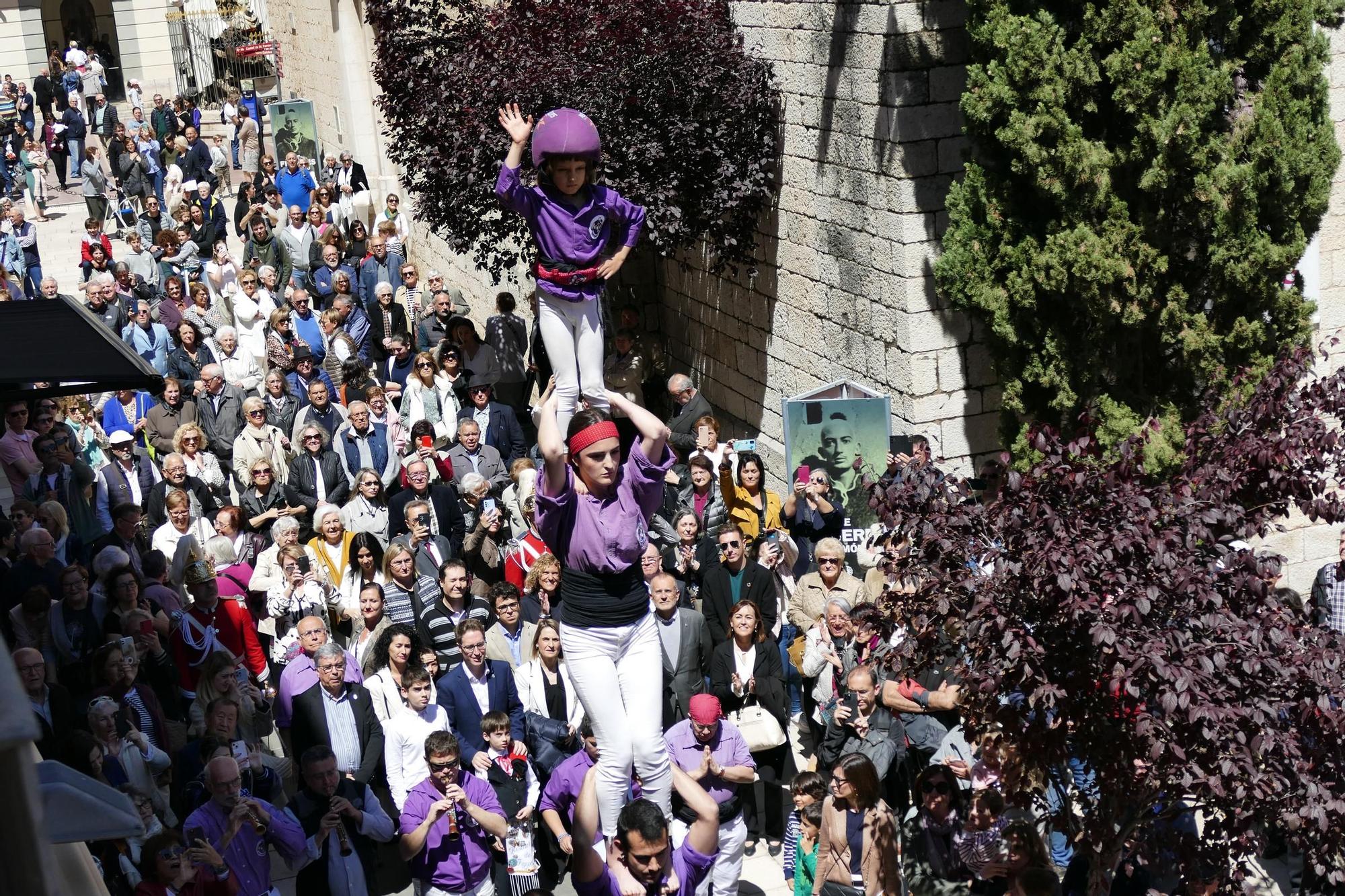 La Colla Castellera de Figueres protagonitza un dels moments més esperats de la Santa Creu: el pilar caminant