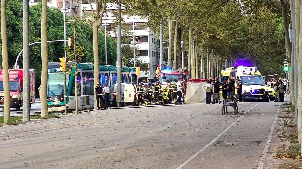 Herido el conductor de una furgoneta al chocar con un tranvía en Barcelona