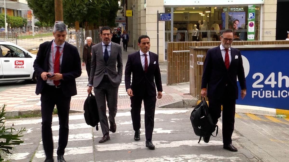 José María del Nido Carrasco (segundo por la derecha) llega a la  junta general extraordinaria de accionistas del Sevilla FC