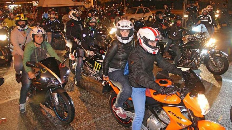 Moteros participantes en la ruta nocturna de la Xuntanza del año pasado en Moaña. // Sántos Álvarez