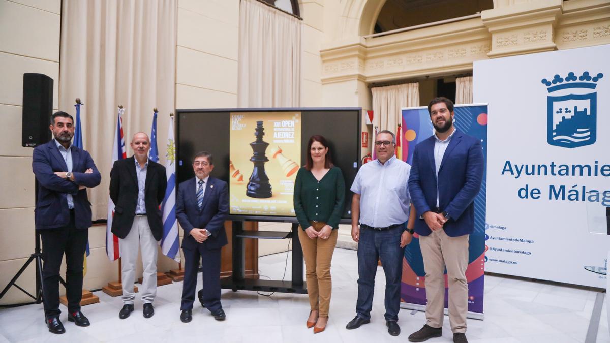 Los directivos y concejales tras la firma del acuerdo del XVI Open Internacional de Ajedrez Málaga