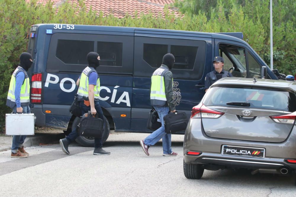 La Policía registra la casa del supuesto yihadista detenido en Cocentaina