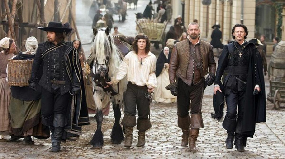 Logan Lerman, amb camisola blanca, és el D’Artagnan més jove. Logan Lerman, amb camisola blanca, és el D’Artagnan més jove.