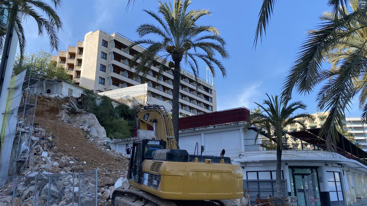 Una gran excavadora realizó ayer la demolición de las viejas viviendas encajonadas entre el hotel Victoria y la discoteca Tito&#039;s