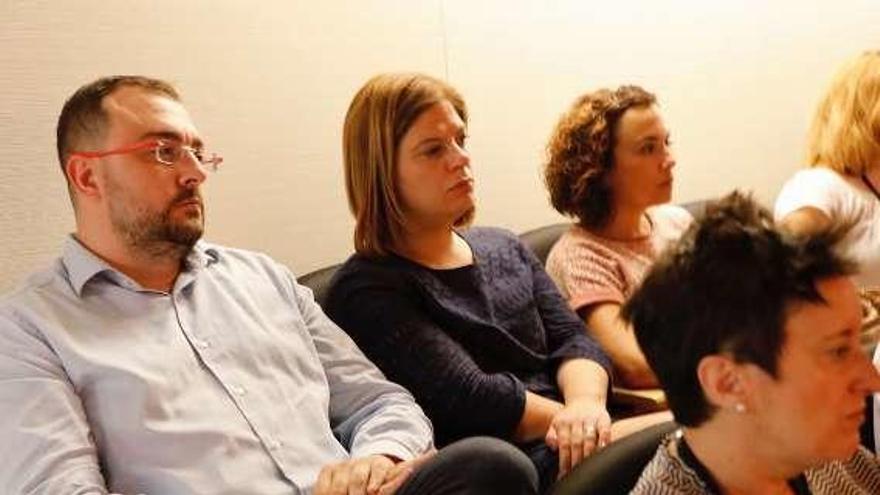 Adrián Barbón, junto a Gimena Llamedo, en la tribuna de invitados durante el Pleno de ayer en la Junta. Delante, María Fernández.