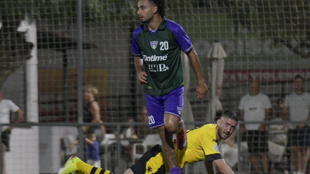 Un jugador de La Unión Atlético, en un partido con la camiseta del Malacitano