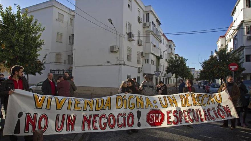 IU ultima un manual para la oficina contra los desahucios