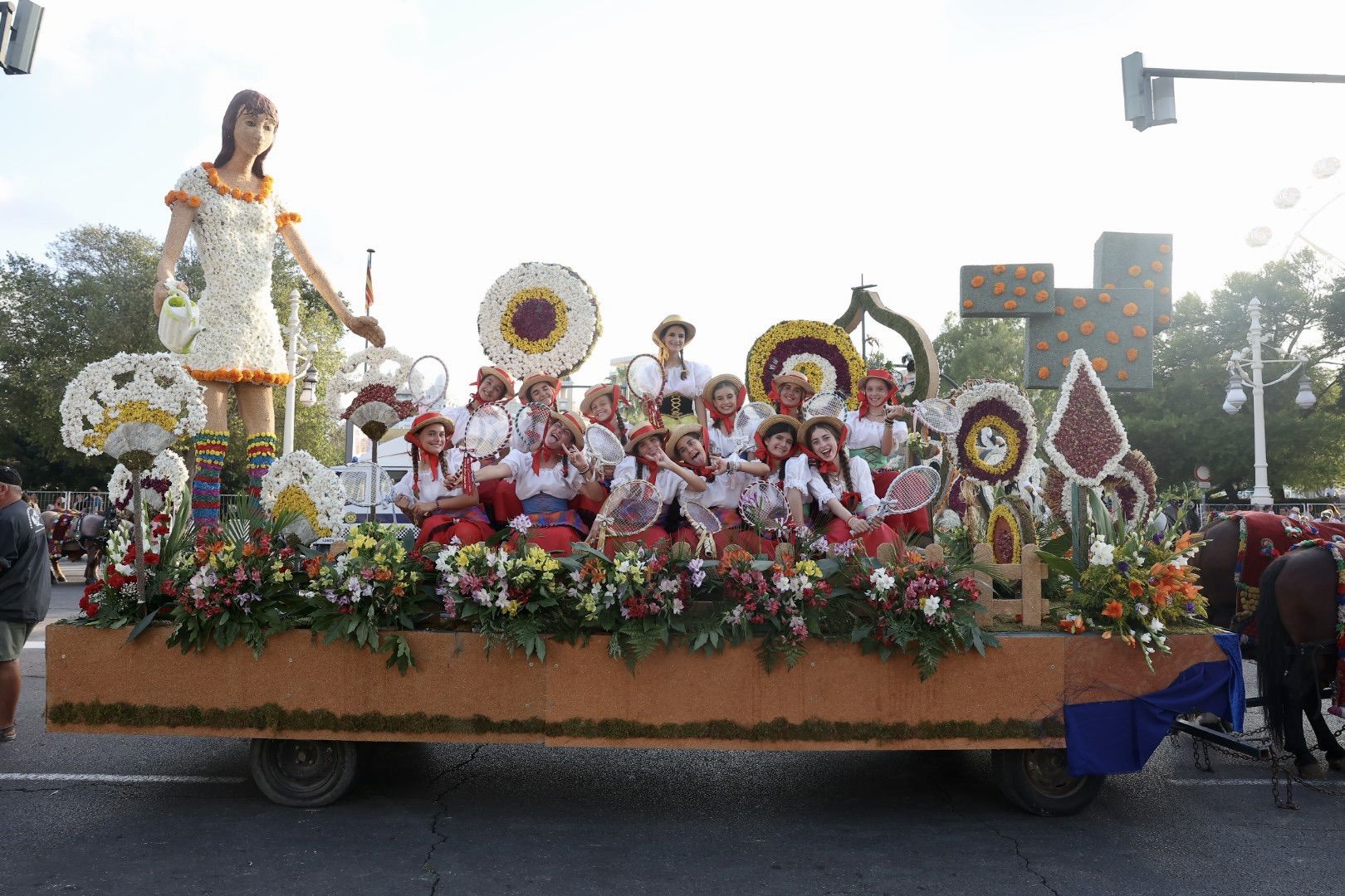 La Batalla de Flores reúne a las falleras de 2022 y 2023