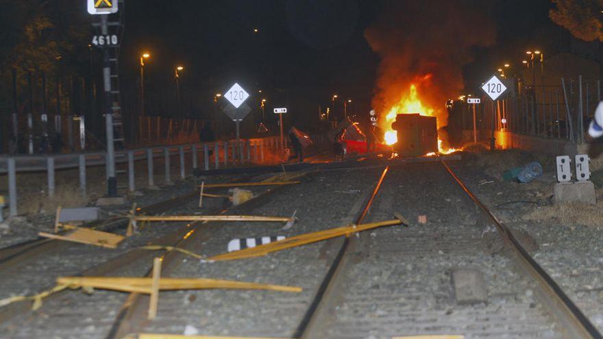 Fuego en las vías, la noche de los disturbios.