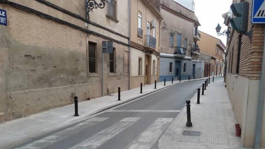 Colocan bolardos en Massarrojos para proteger a los peatones