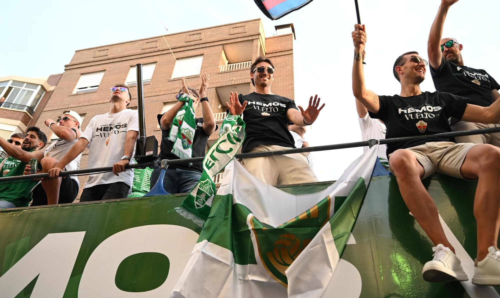 El Elche CF celebra el ascenso a Primera con una rúa en autobús hasta la Plaça de Baix