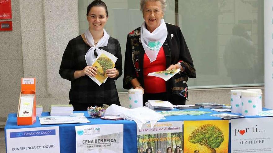 Alba Chao, voluntaria de Afaor, y Mariló Neira, su presidenta, en una actividad de información. // J. Regal