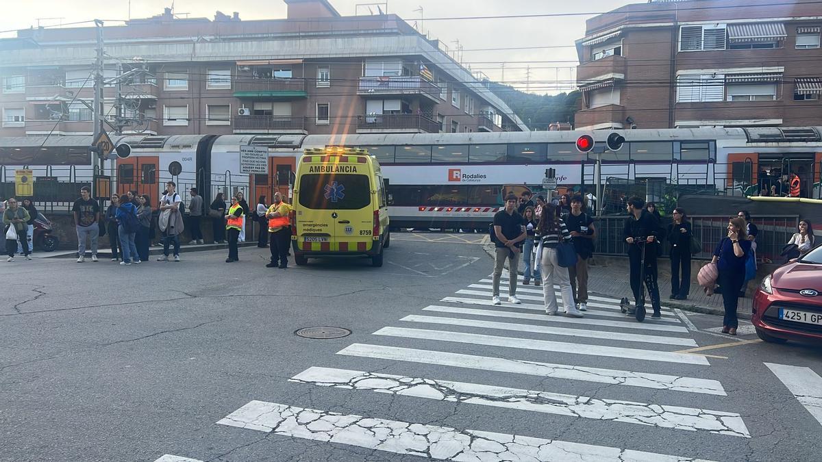 Pasajeros en la estación de Montcada tras el incidente