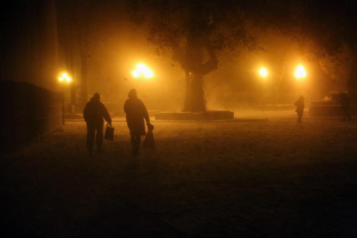 Ciudadanos ucranianos caminando en la ciudad de Odesa durante una tormenta