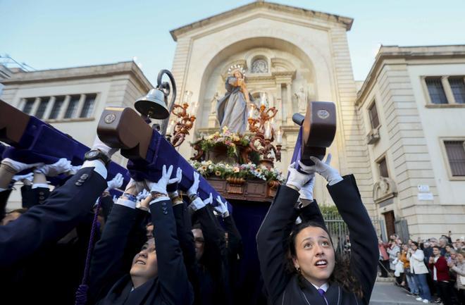 La Hermandad Stabat Mater salió puntual a su cita del Martes Santo en Alicante