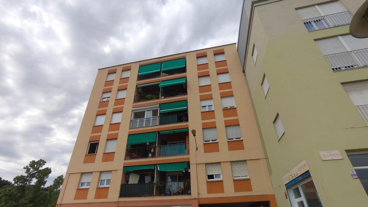 Les imatges del lloc on ha caigut una senyora del balcó