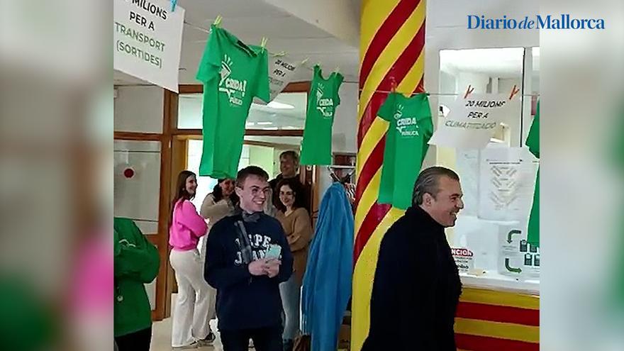 VÍDEO | El IES Pau Casesnoves recibe al conseller de Educación, Antoni Vera, con camisetas verdes y una pancarta con el lema &quot;La llengua no es toca&quot;