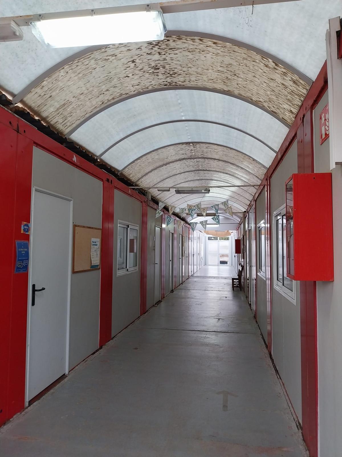 Interior de las instalaciones provisionales que lleva usando la escuela desde hace ocho años