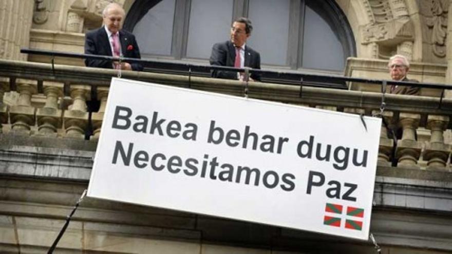 Retiran el cartel de &#039;Necesitamos la paz&#039;