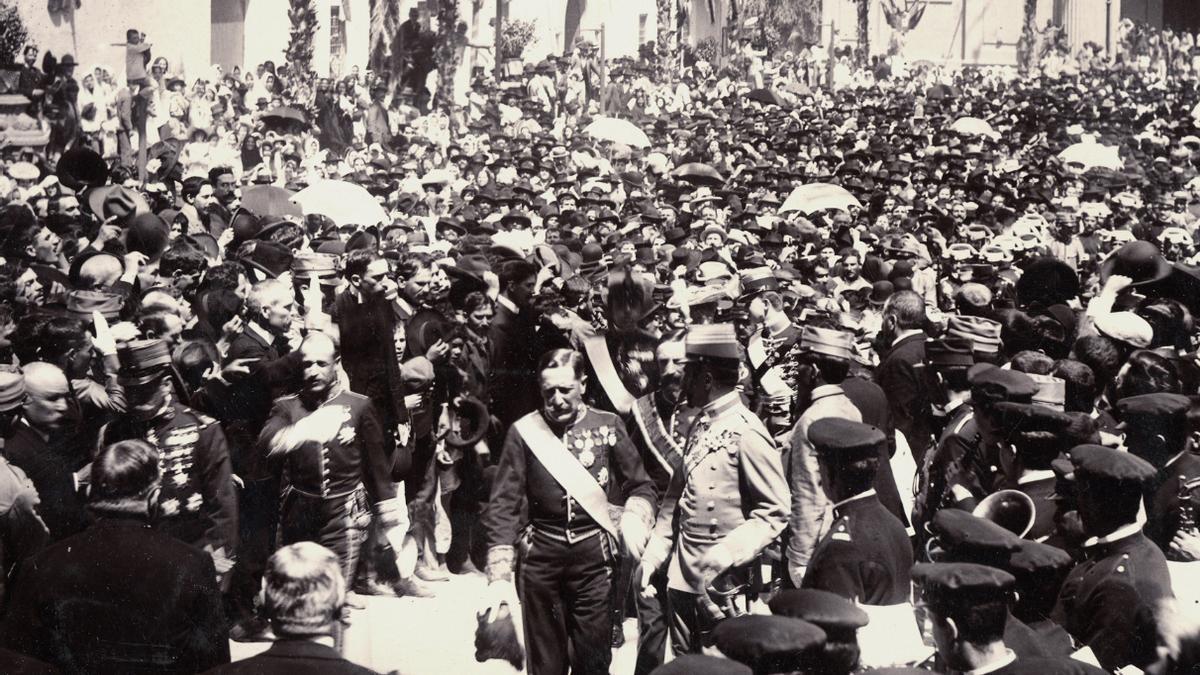 Alfonso XIII, rodeado de autoridades y público en Santa Ana.