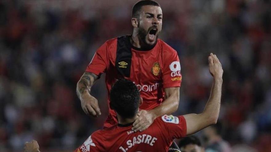 Real Mallorca feiert den Führungstreffer.