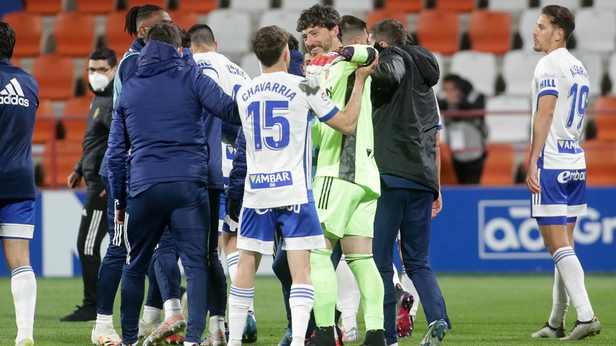 Chavarría felicita a un sonriente Cristian Álvarez tras su gol frente al Lugo el pasado mes de abril. | ALBERTO SOILÁN / PRENSA2