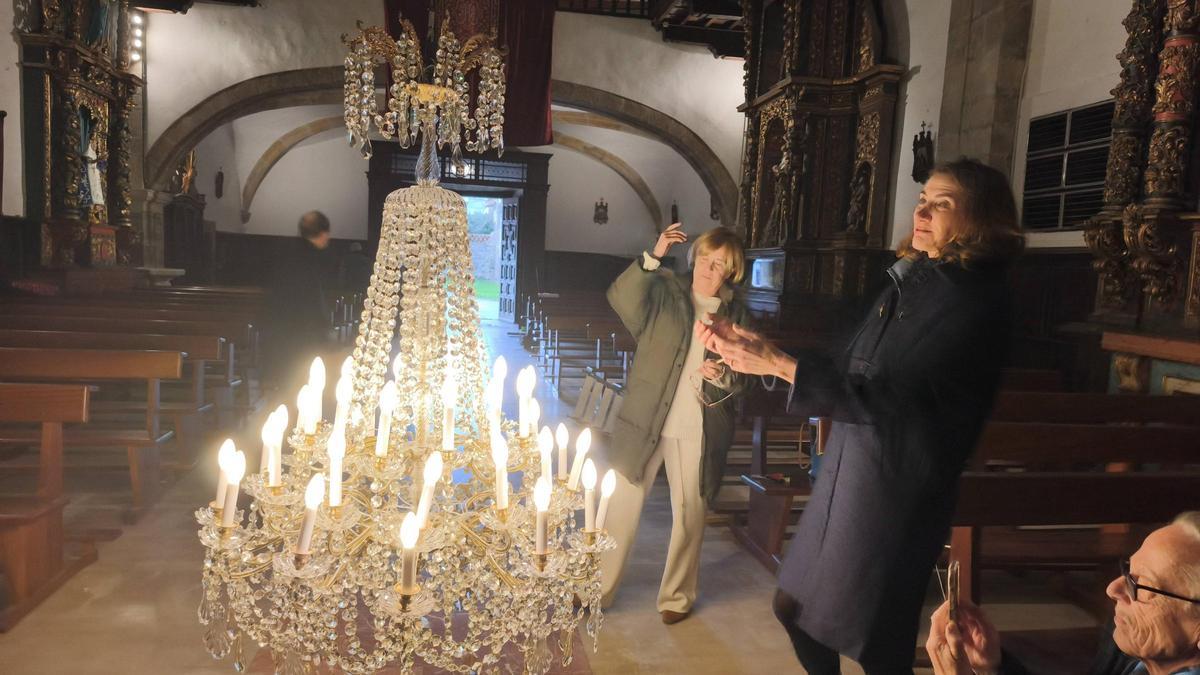 EN IMÁGENES: La iglesia de Luanco ya presume de su lámpara restaurada