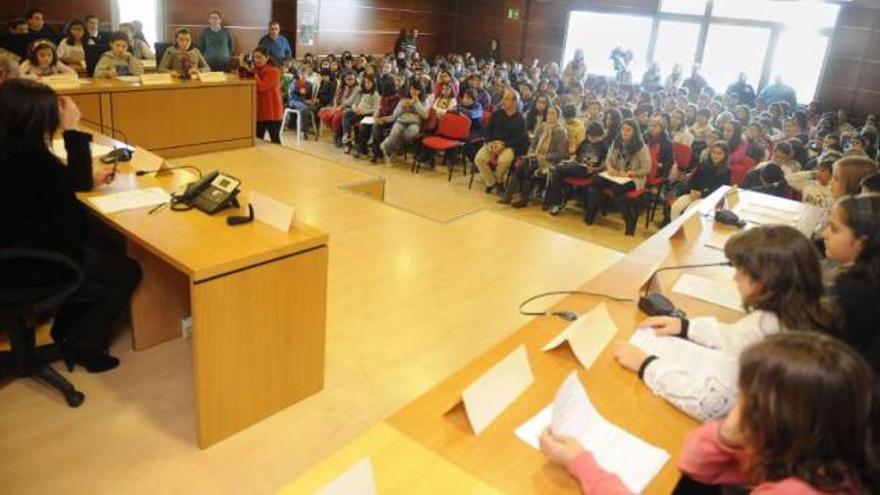 Alumnos de sexto de Primaria de Culleredo en el pleno infantil celebrado ayer. / fran martínez