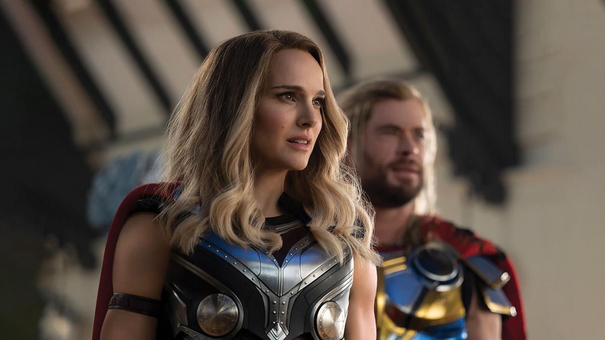 Natalie Portman como Mighty Thor, junto a Thor, interpretado por Chris Hemsworth