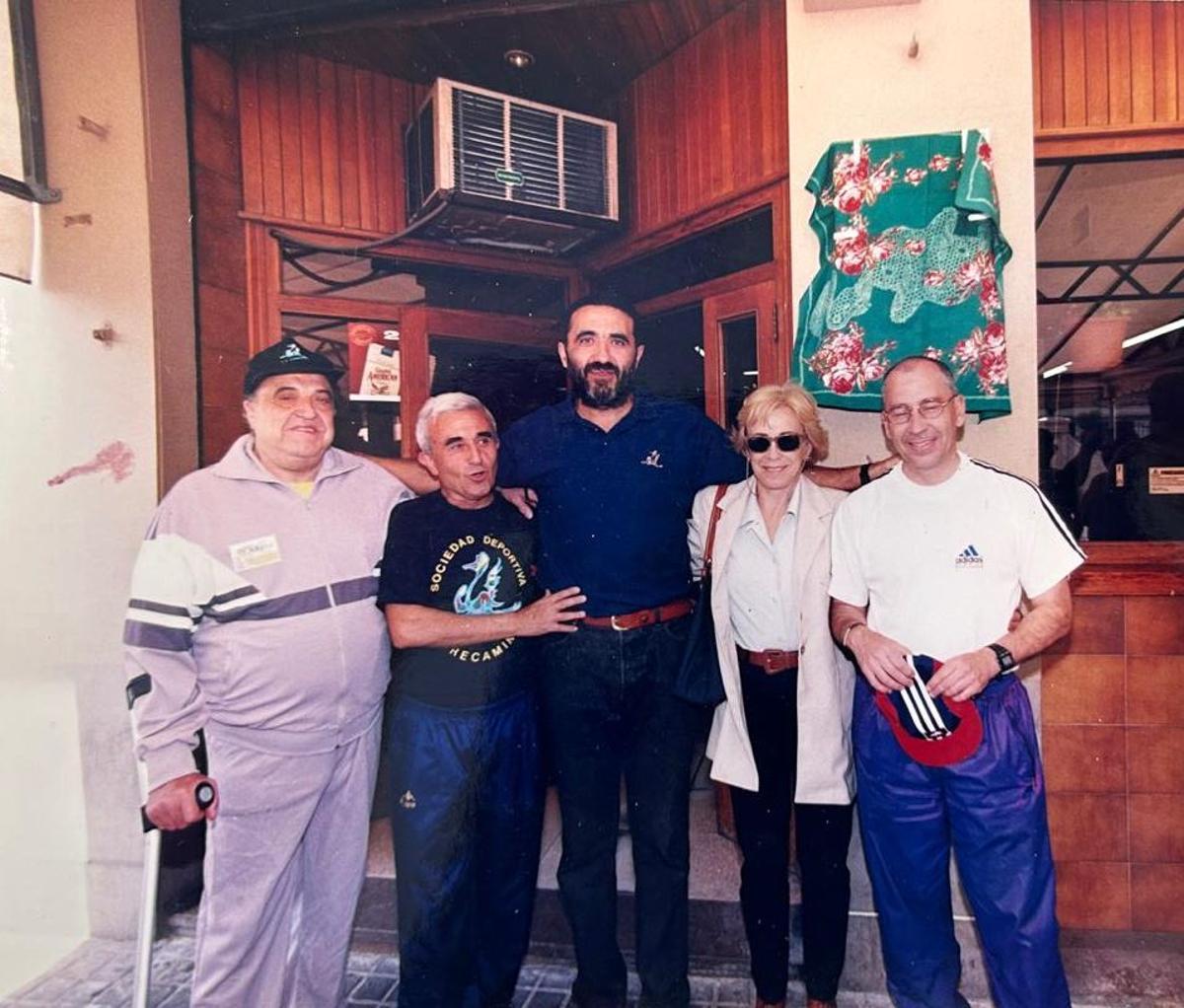 Pellicer y Lastras (a la izquierda), en la puerta del Bar Danubio