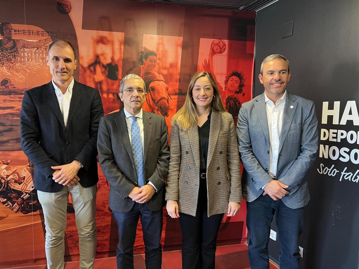 Los representantes institucionales que presentaron el Impacto económico Ironman 70.3 Valencia