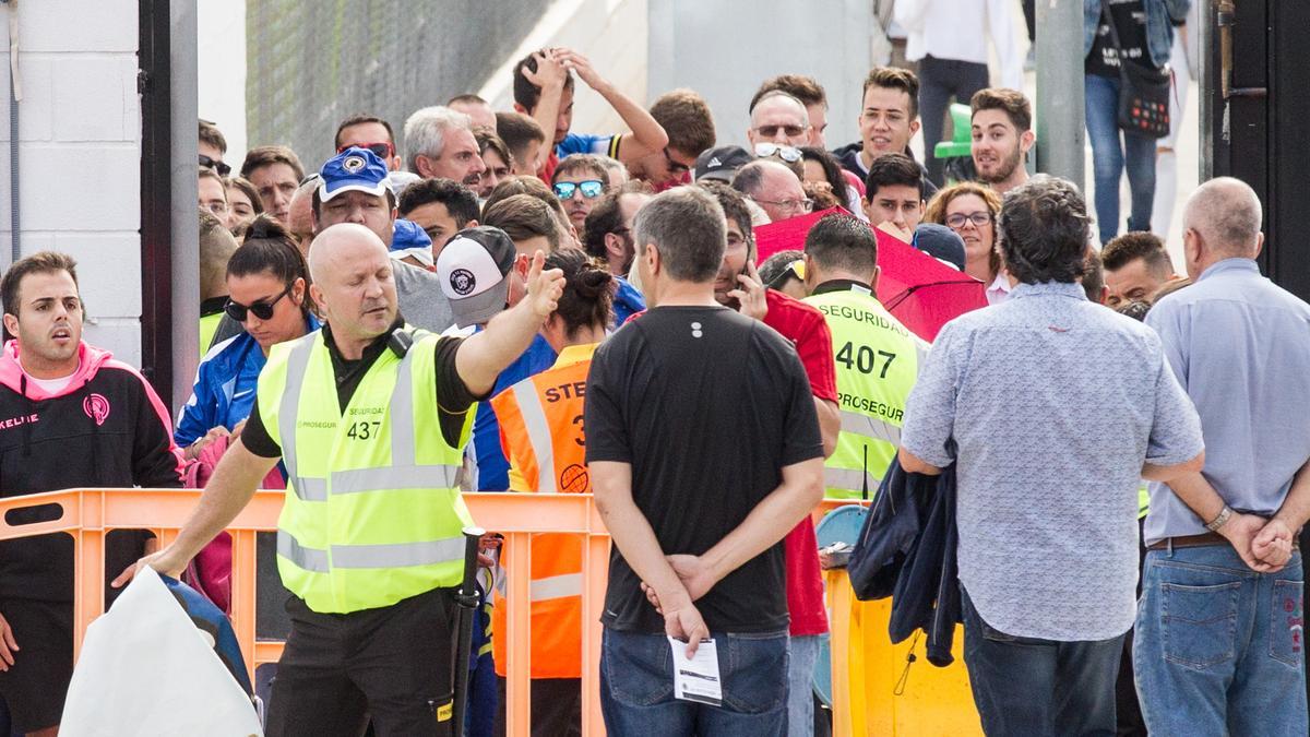 Acceso tumultuoso al partido entre el Mestalla y el Hércules que se disputó en Paterna en 2018.