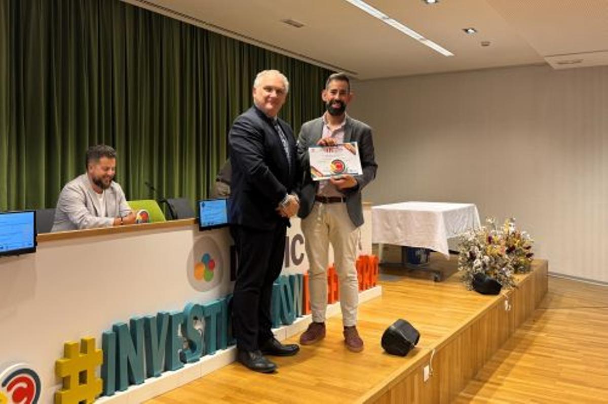 Premio recogido por el enfermero Pedro Arévalo en el Colegio de Enfermería de Córdoba.