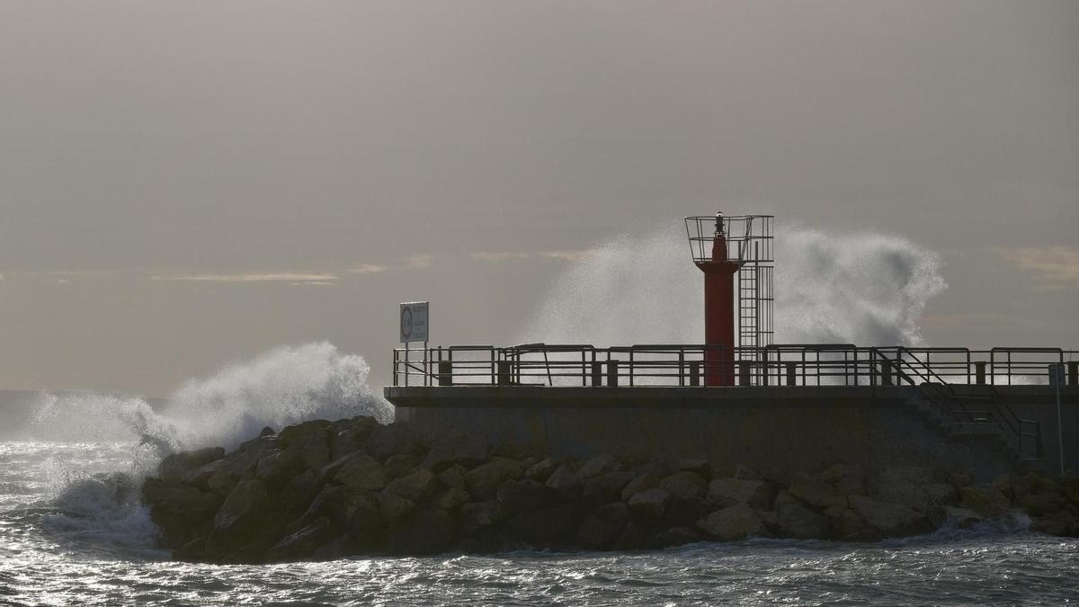 Sturmtief Ciarán peitscht das Meer vor Mallorca auf