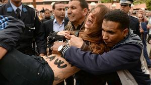 Policías de paisano arrestan a las activistas de Femen que se han desnudado ante un tribunal marroquí.