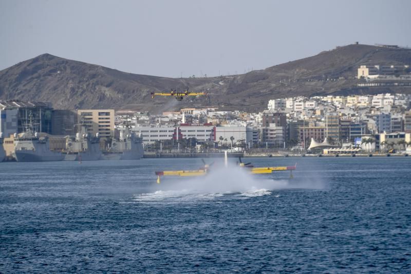 25-02-20 LAS PALMAS DE GRAN CANARIA. BAHIA DE LA CAPITAL. LAS PALMAS DE GRAN CANARIA. Amerizaje de los hidroaviones en la bahia capitalina para recoger agua.    Fotos: Juan Castro.  | 25/02/2020 | Fotógrafo: Juan Carlos Castro