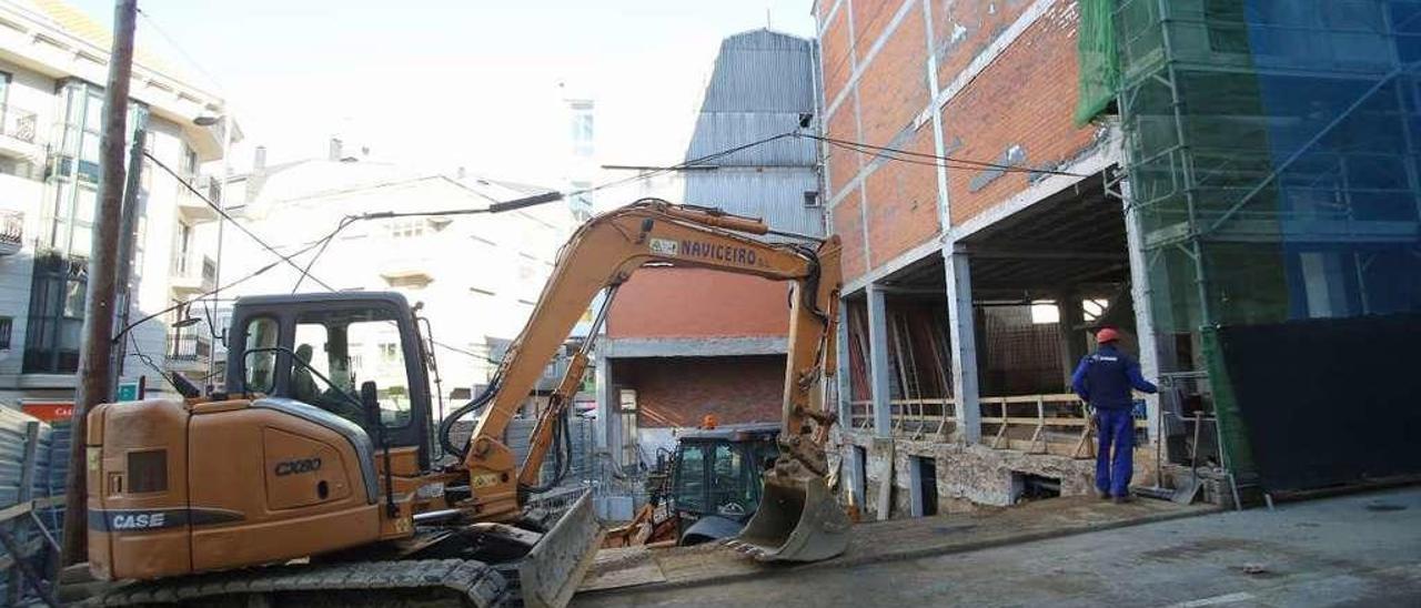 Trabajos de construcción de un inmueble en la calle Monte Faro de Lalín. // Bernabé/Gutier