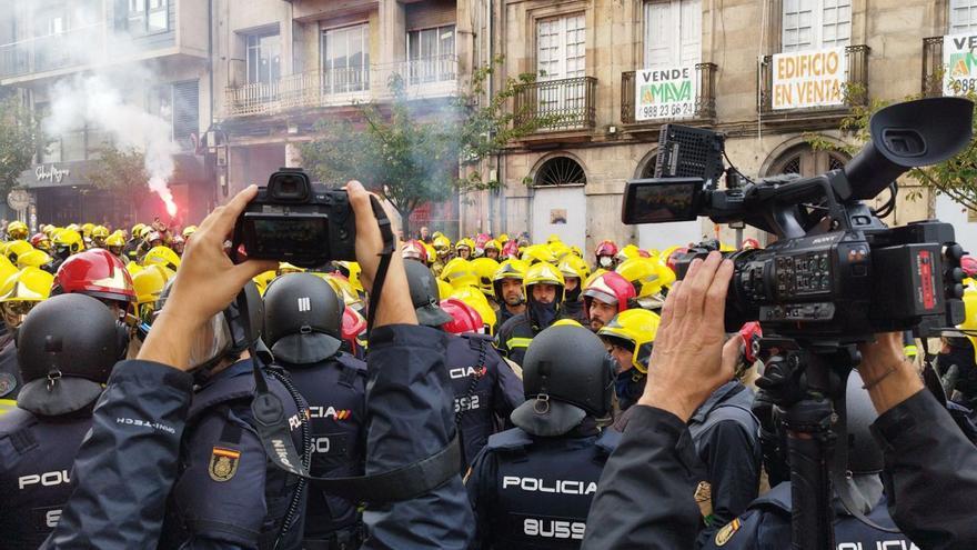 Los bomberos en huelga: “El riesgo de llevar palos o ser detenido no es nada comparado con el de las emergencias”