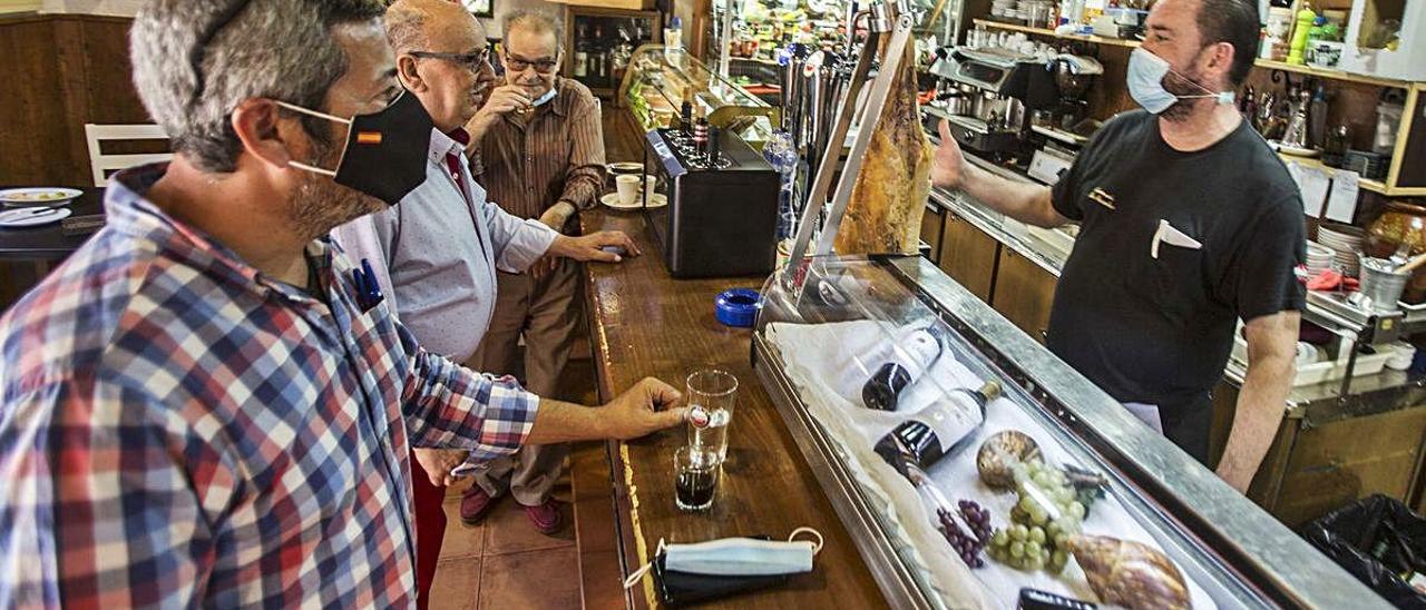 Clientes regresan a la barra de un restaurante de Alicante en el primer día de la fase 3.