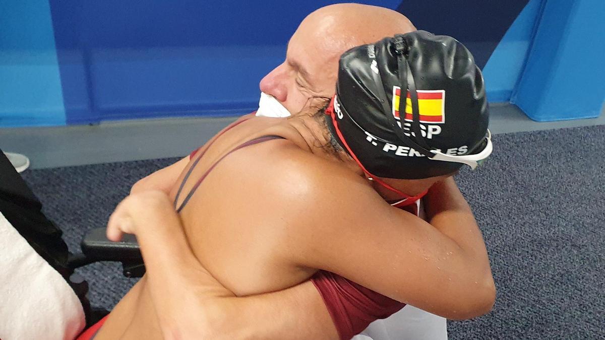 Abrazo entre Xavi Torres y Teresa Perales